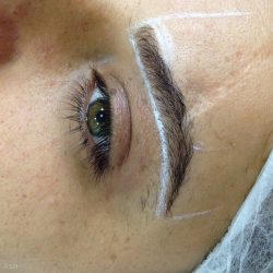 好みの眉形の目印をフリーハンドで下書き